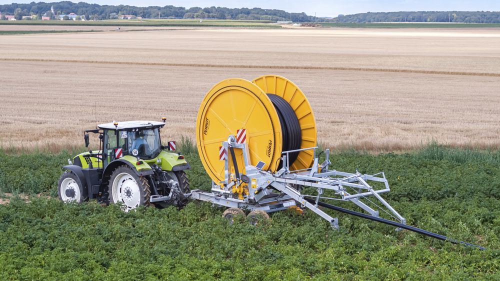 Tracteur et enrouleur d'irrigation dans un champ de pommes de terre